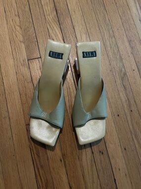 NY LA C heel art artsy and posh size 9w slide mule
Excellent lines classic color